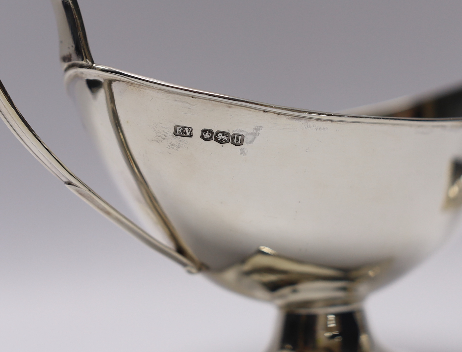 A George VI silver cream jug and two handled sauceboat by Viners Ltd, Sheffield, 1937, jug height 13.7cm, 8.3oz.